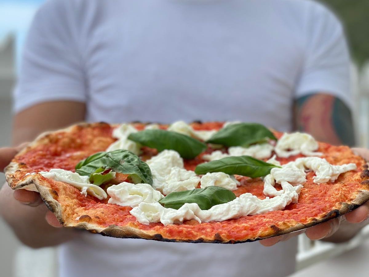 how-to-eat-pizza-in-rome