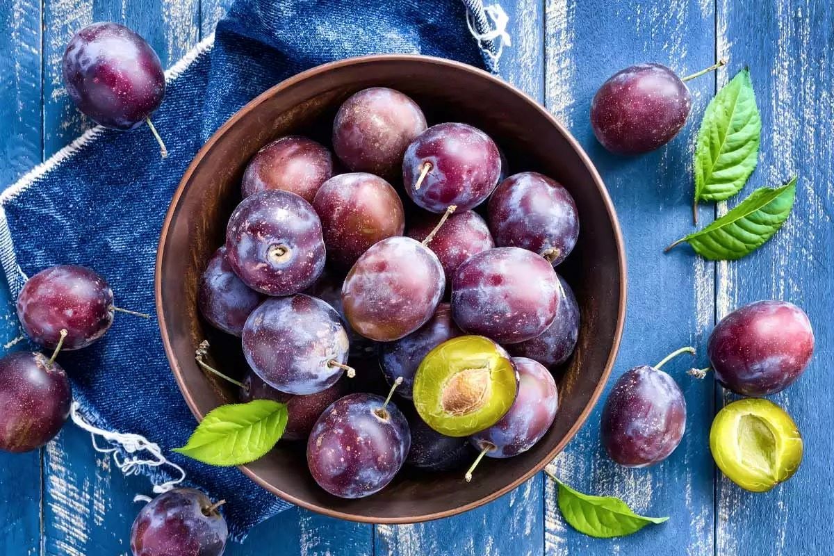 how-to-eat-plum-fruit