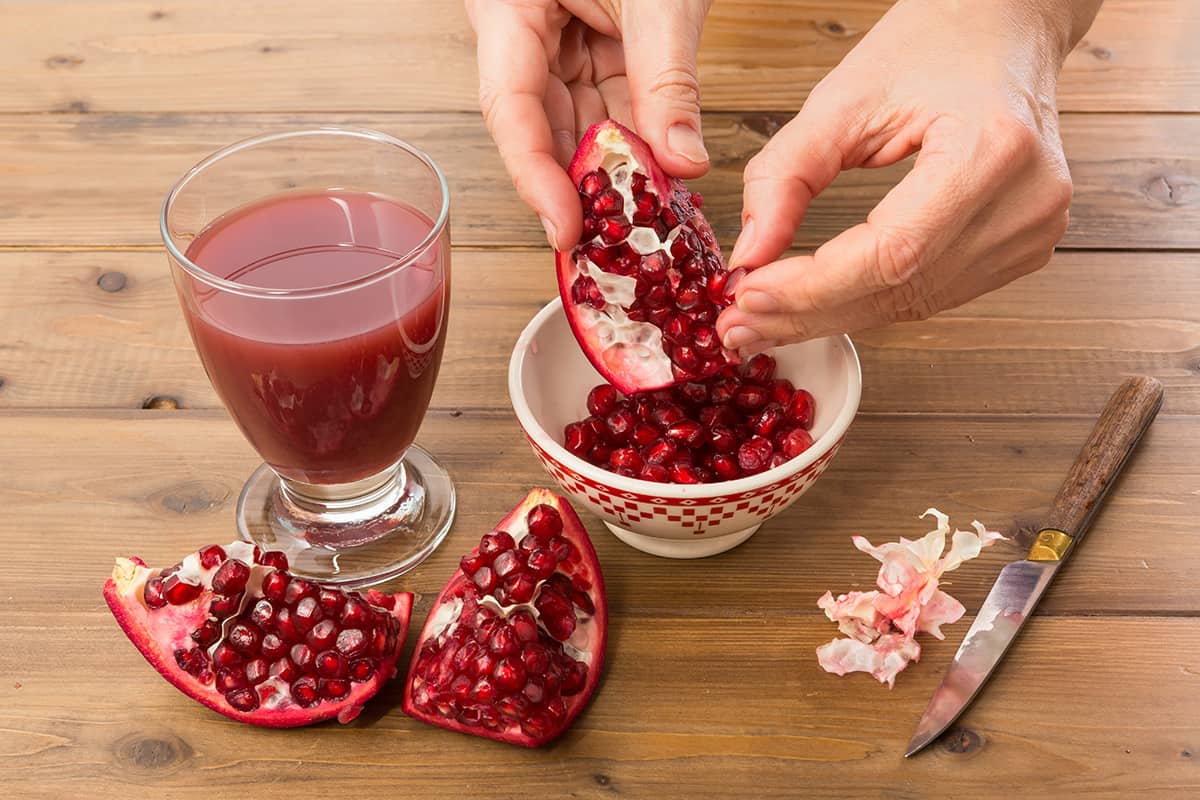 how-to-eat-pomegranate-seeds