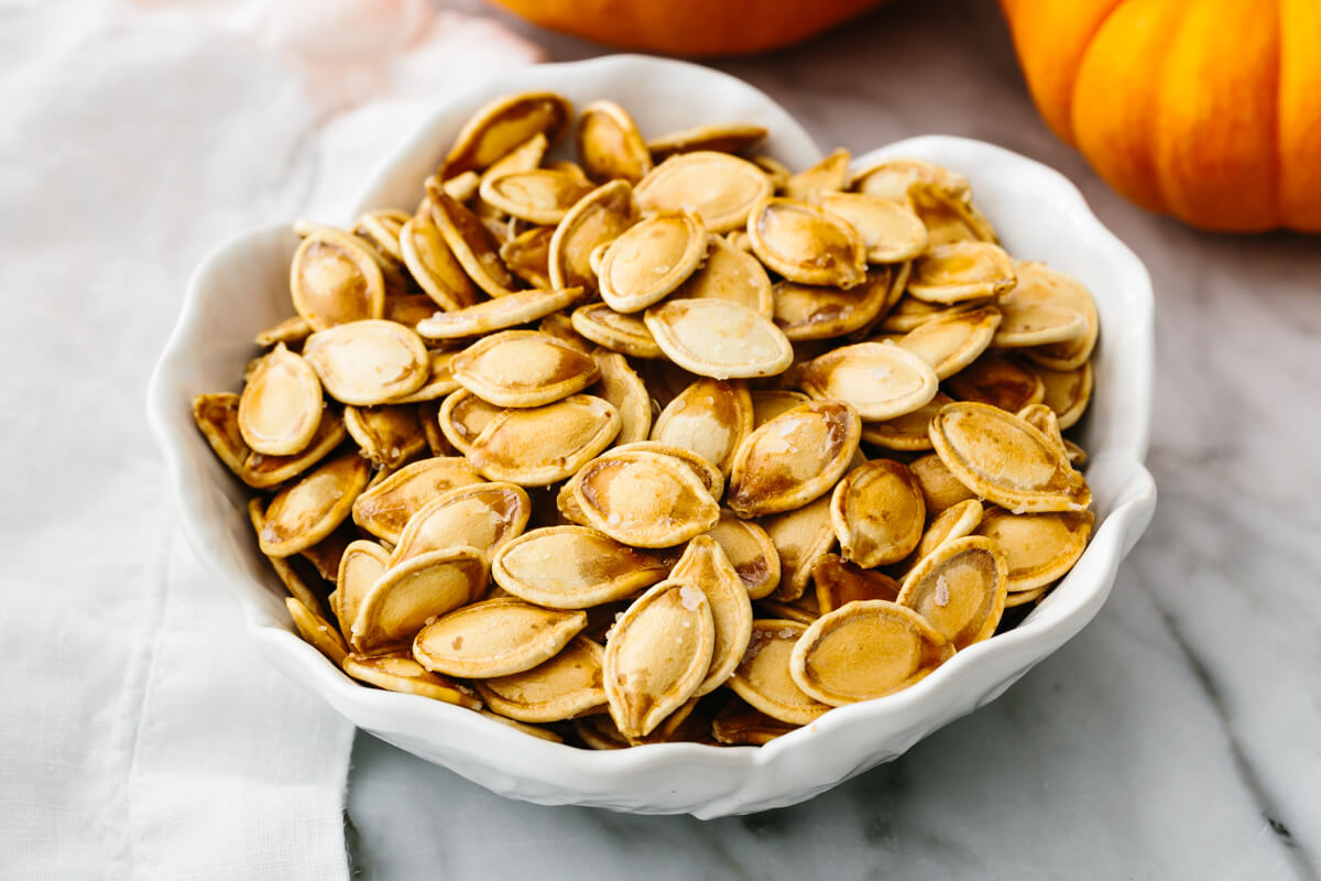 how-to-eat-pumpkin-seeds-with-sea-salt