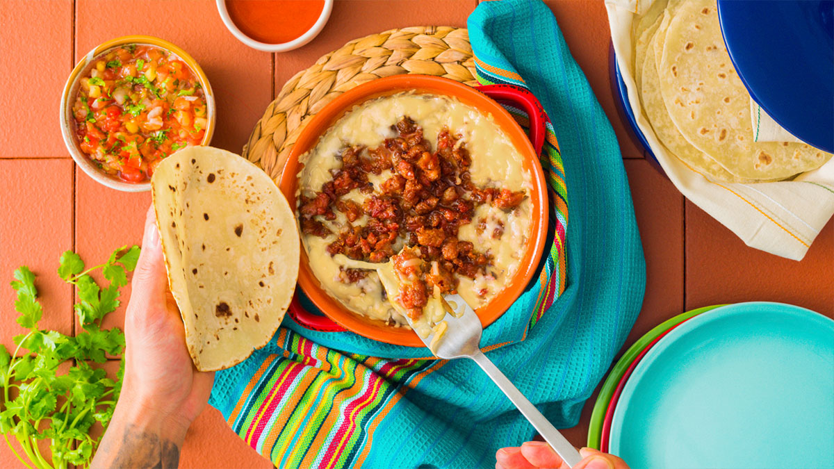 how-to-eat-queso-fundido-with-tortillas