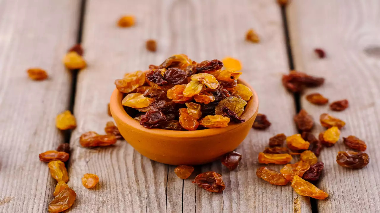 how-to-eat-raisins