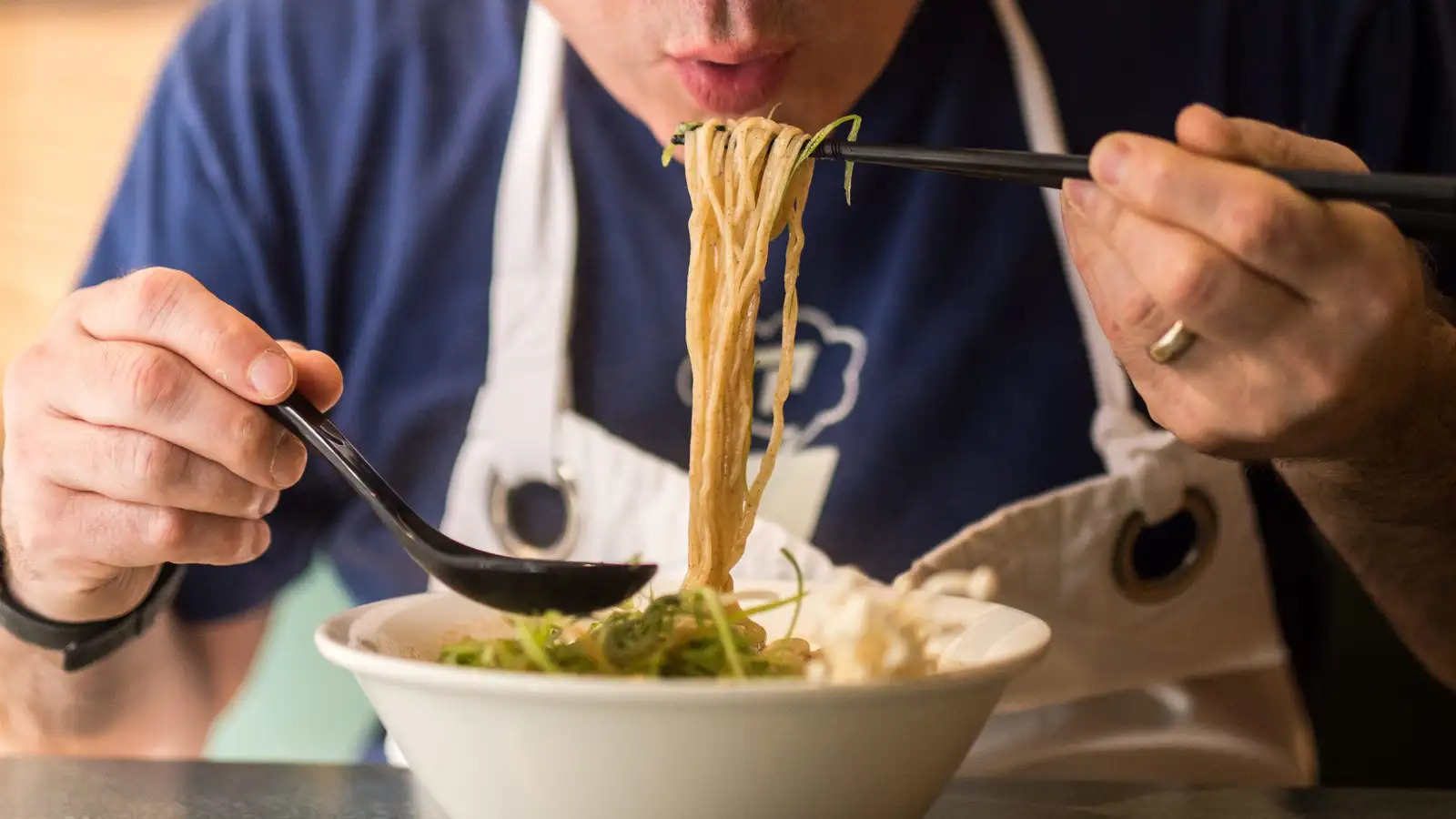 how-to-eat-ramen-noodles-properly