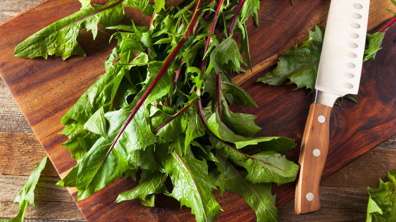 how-to-eat-raw-dandelion-greens