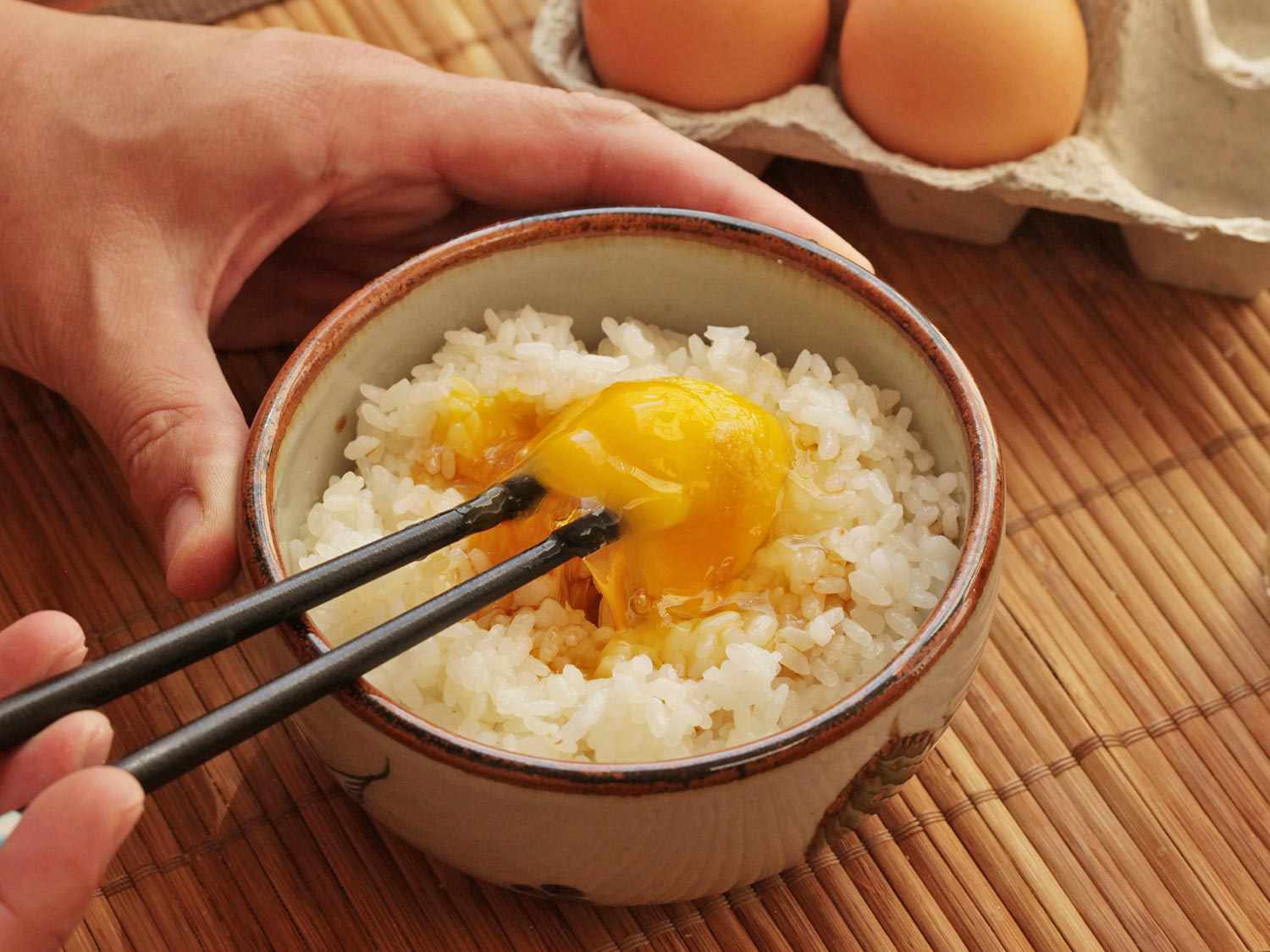 how-to-eat-raw-egg-with-rice