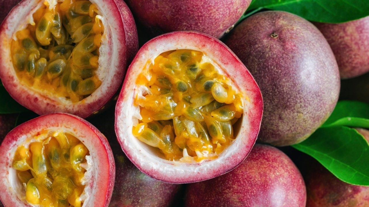 how-to-eat-raw-passion-fruit