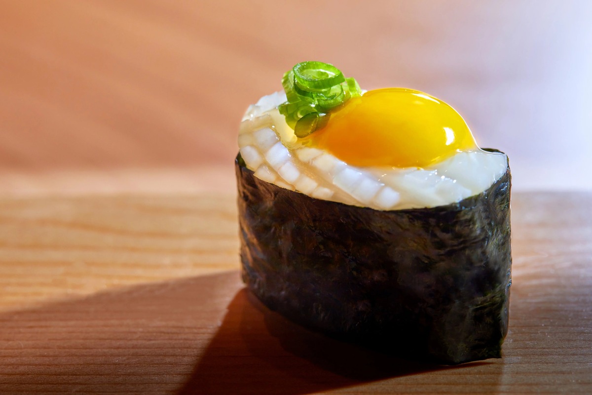 how-to-eat-raw-quail-egg-sushi