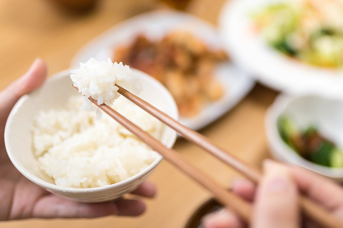 how-to-eat-rice-with-japanese-chopsticks