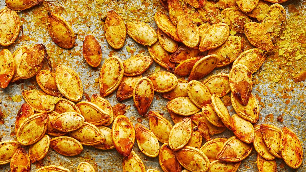 how-to-eat-roasted-pumpkin-seeds