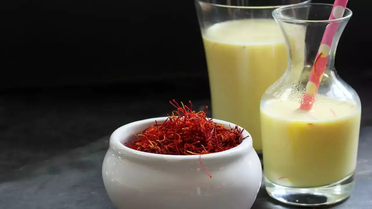 how-to-eat-saffron-with-milk