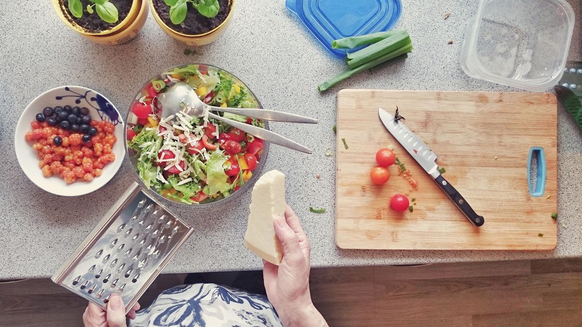 how-to-eat-salad-at-home