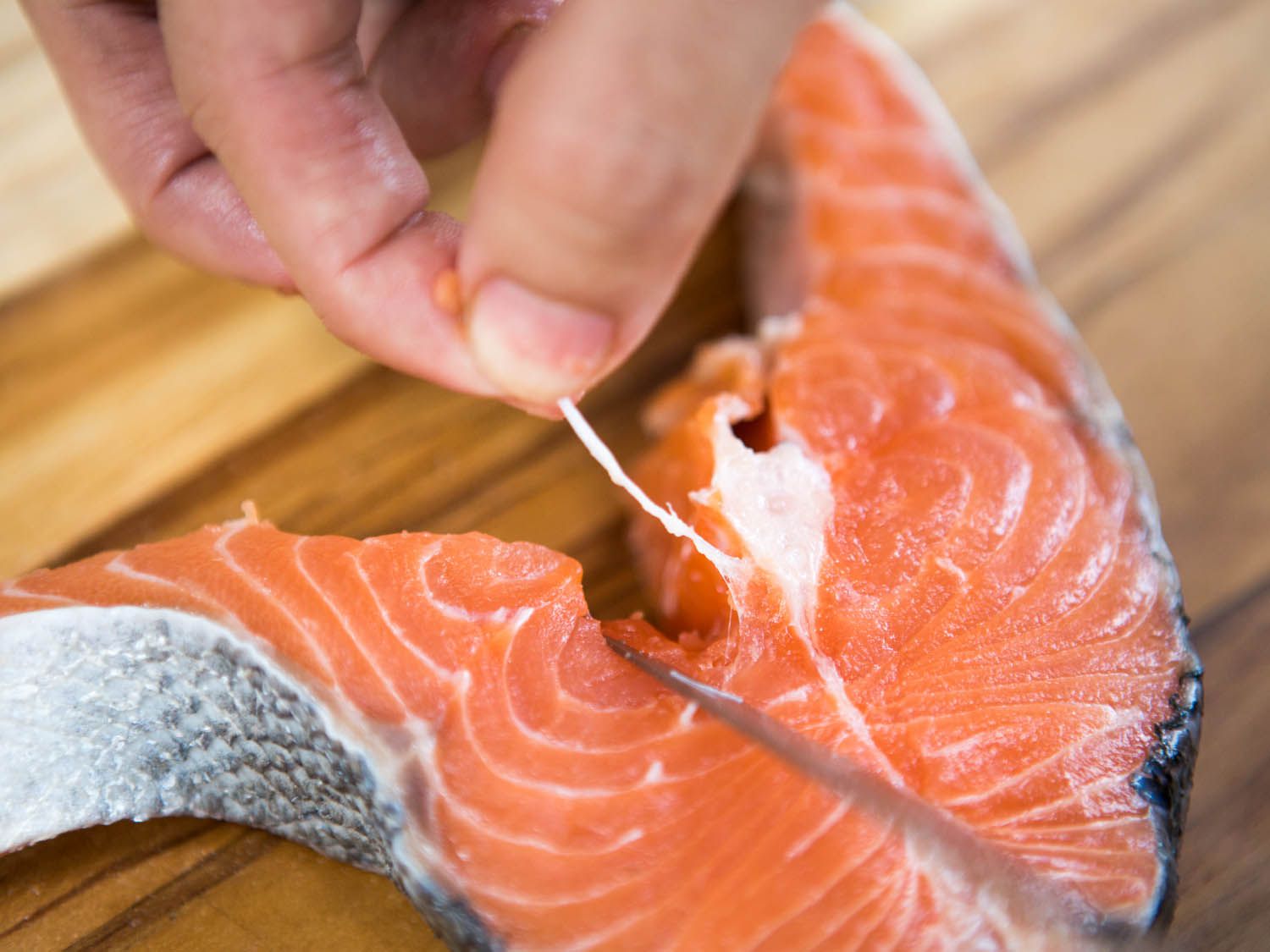 how-to-eat-salmon-steaks-with-bones