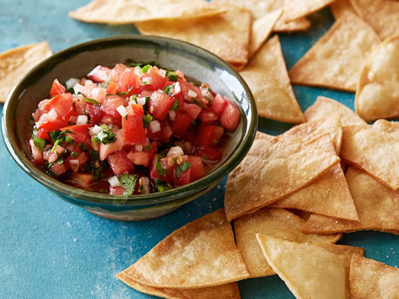 how-to-eat-salsa-with-small-chips