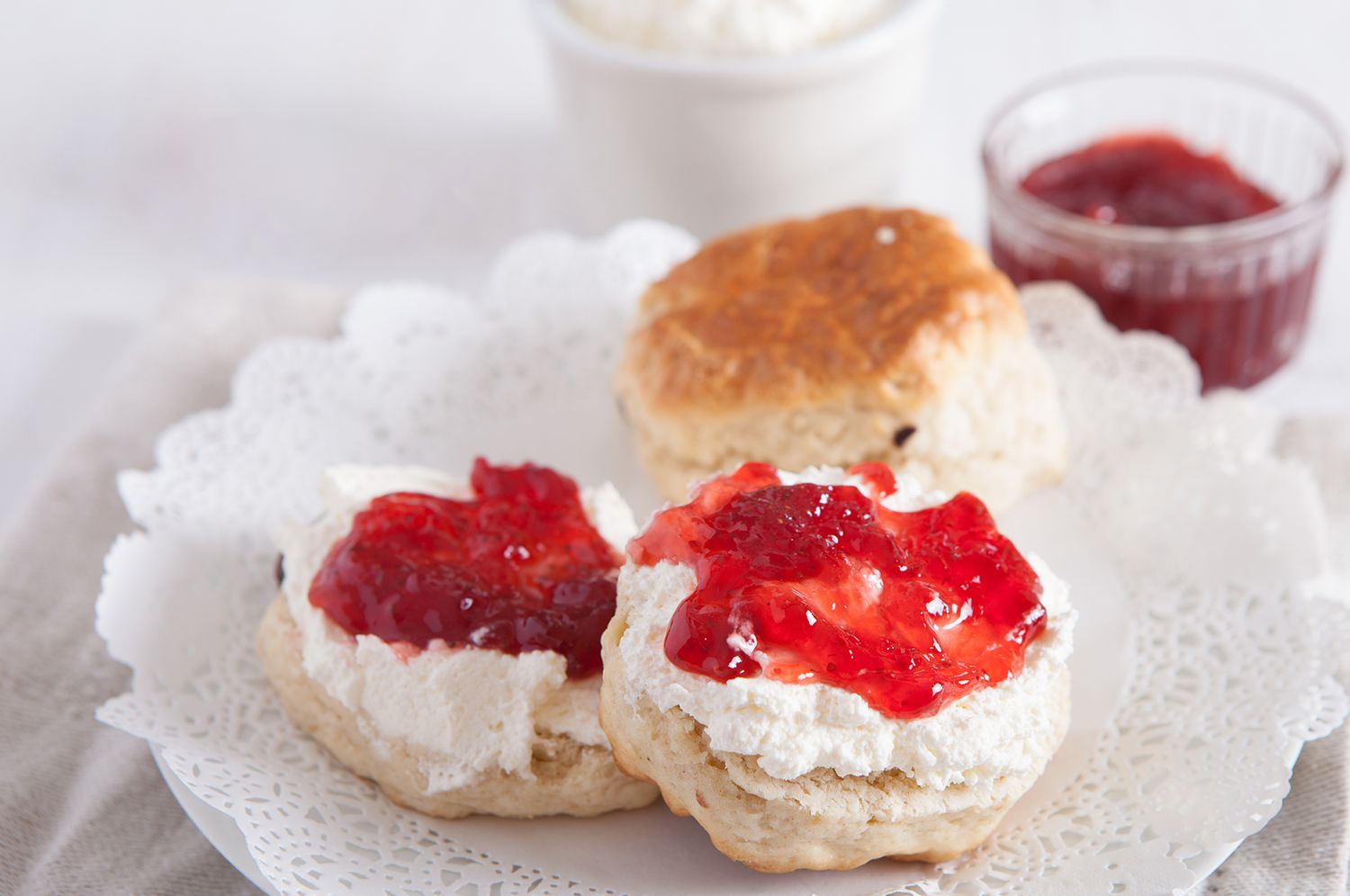 how-to-eat-scones-with-jam-and-clotted-cream