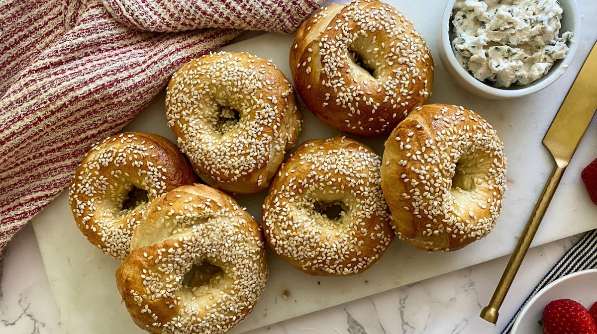 how-to-eat-sesame-seed-bagels