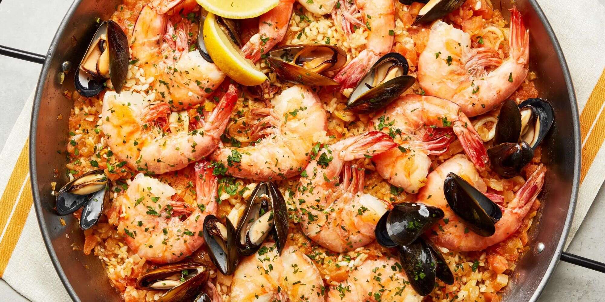 how-to-eat-shrimp-in-paella