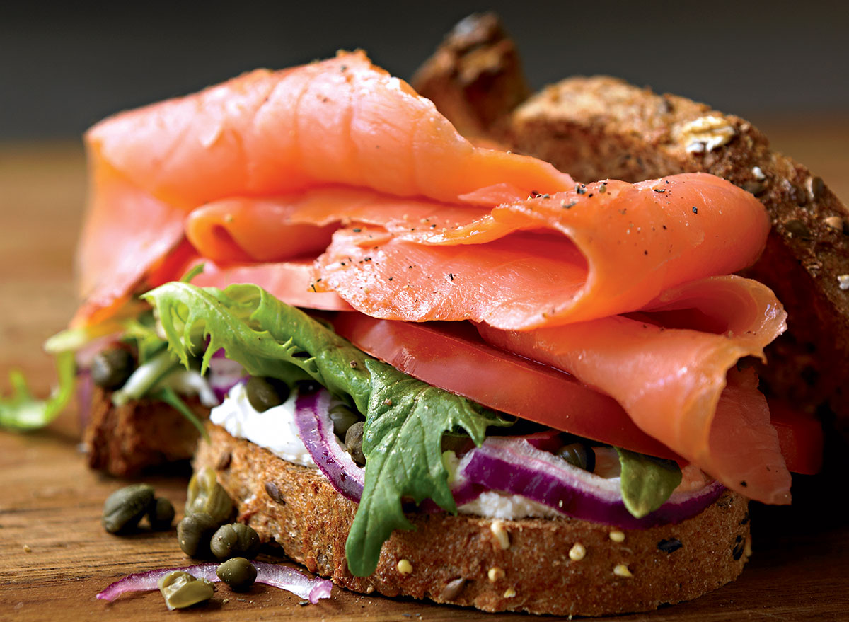 how-to-eat-smoked-salmon-for-lunch