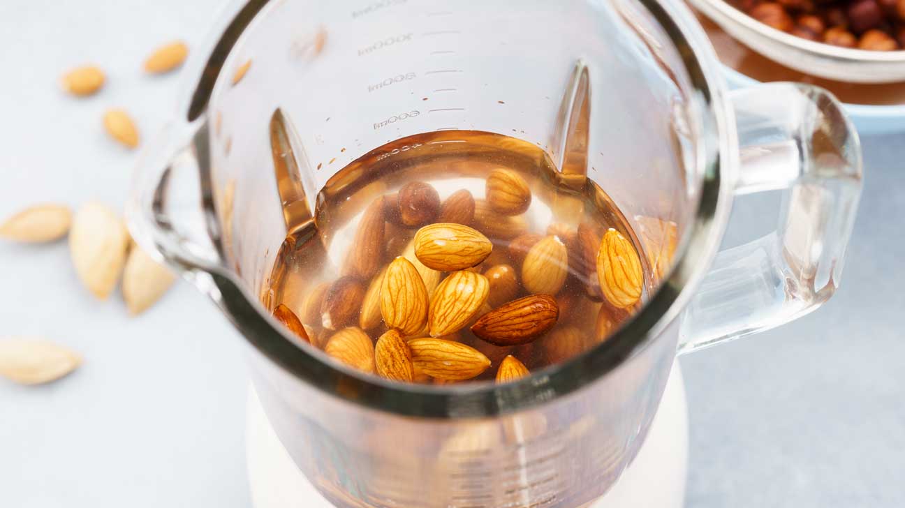 how-to-eat-soaked-almonds