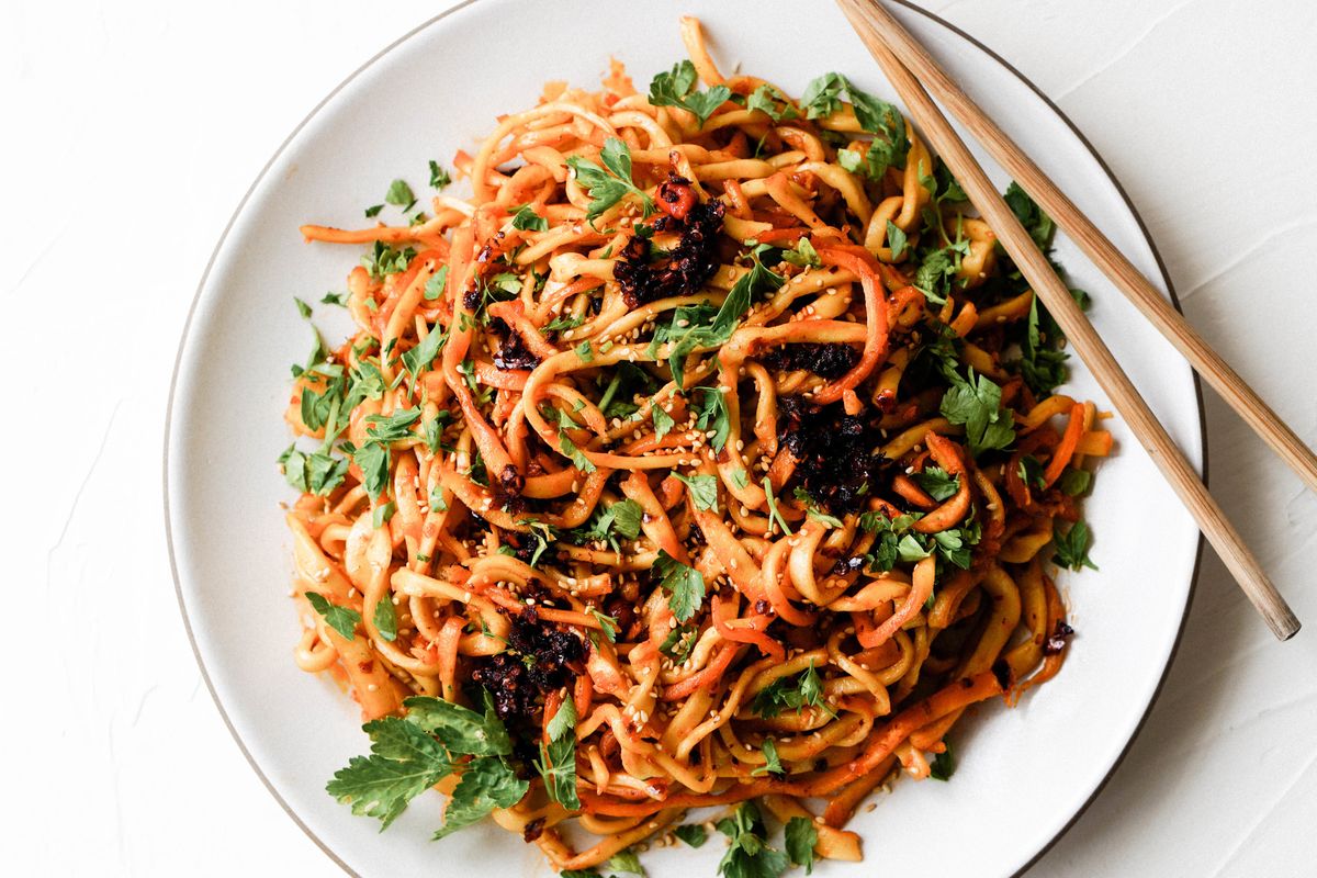how-to-eat-spicy-noodles