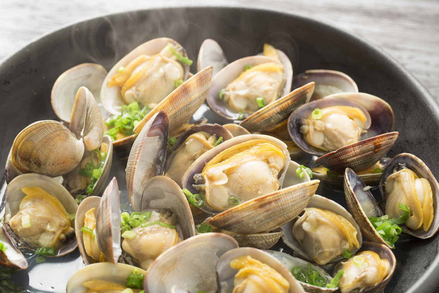 How To Eat Steamed Clams 