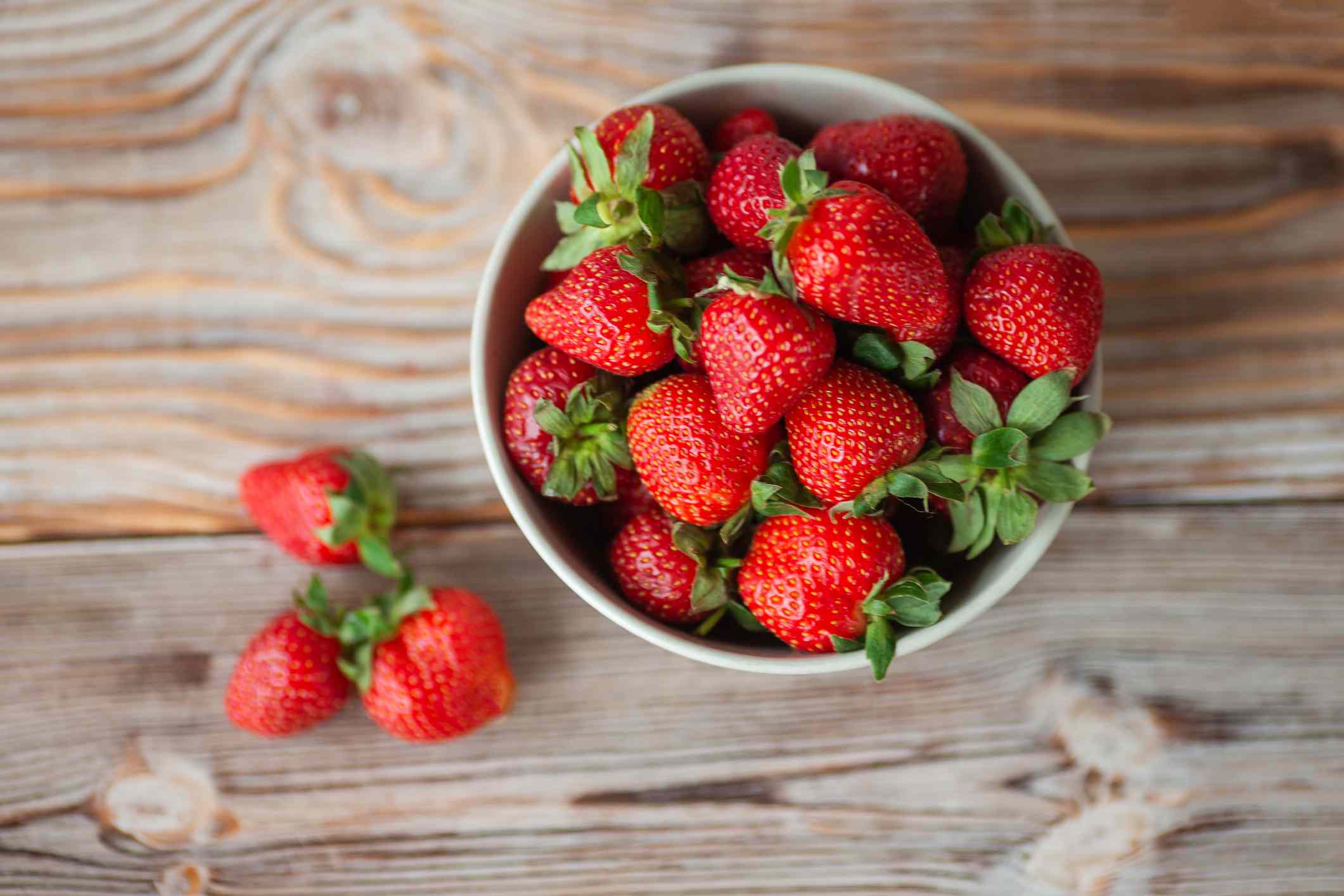 how-to-eat-strawberries-correctly