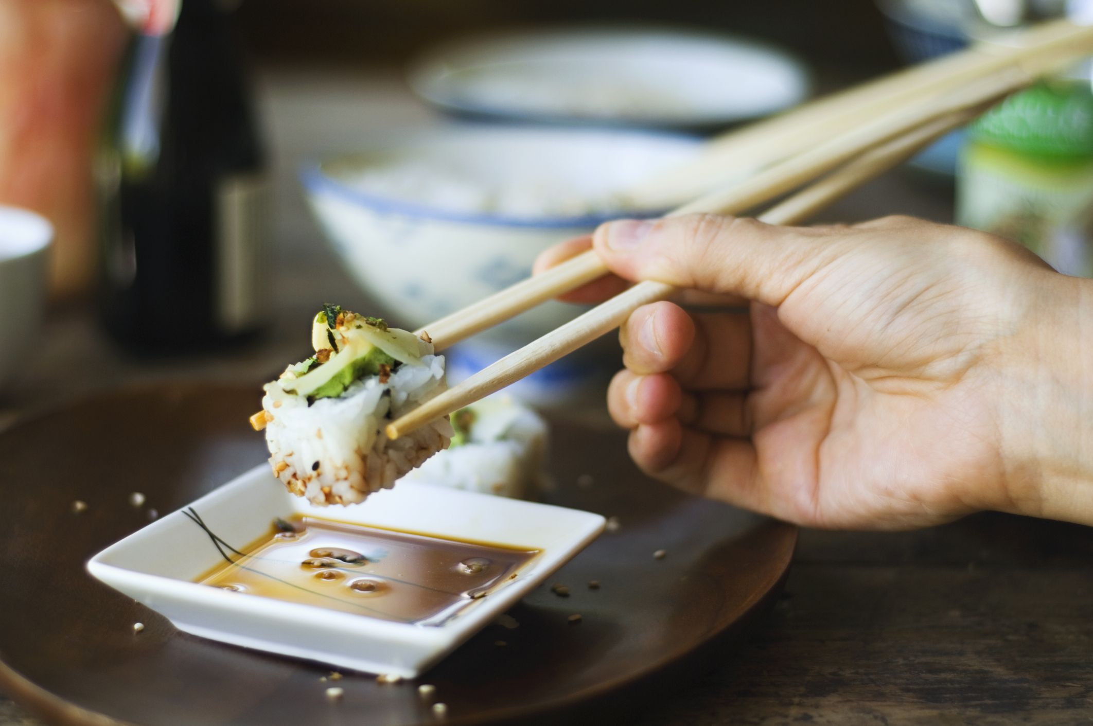 how-to-eat-sushi-properly