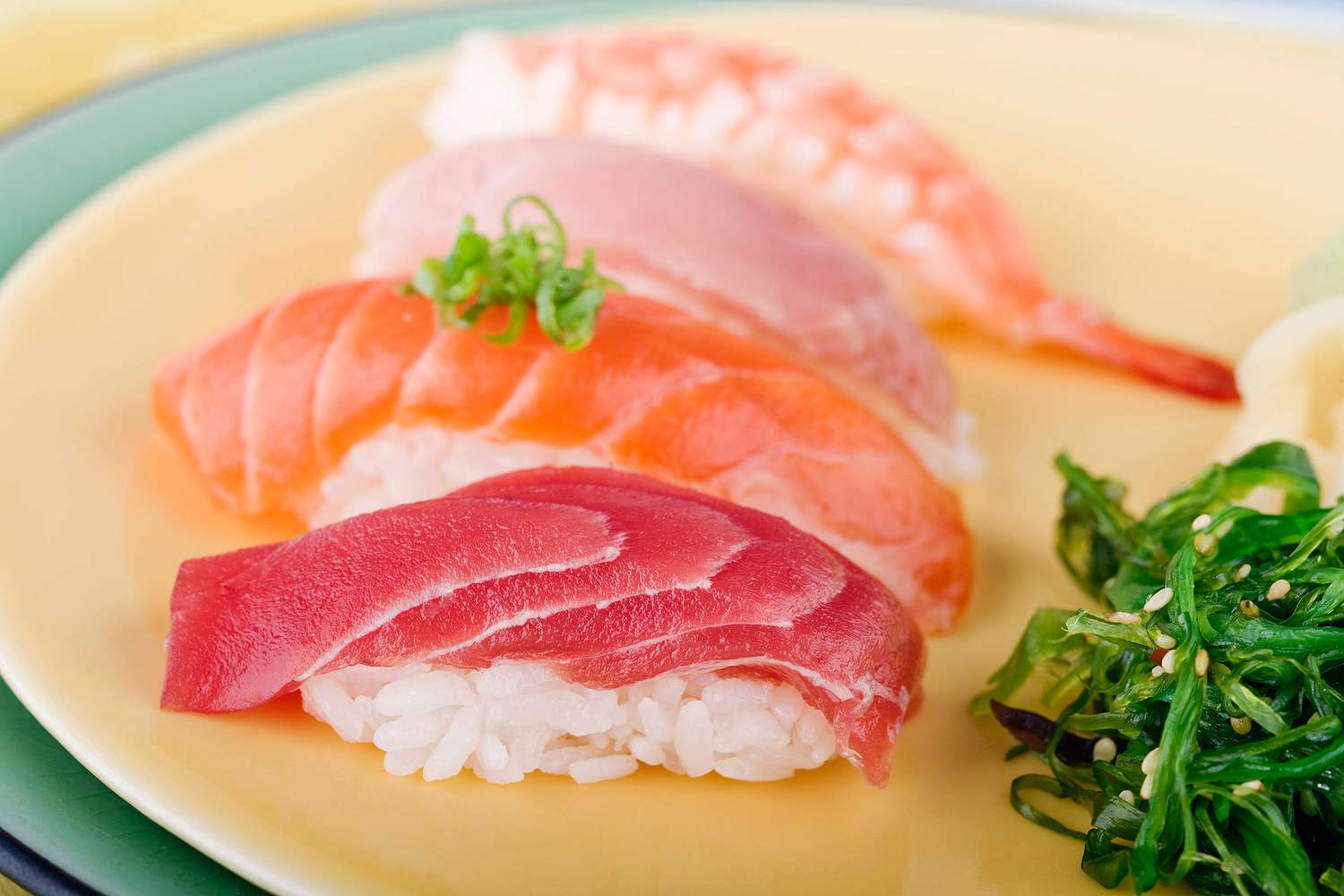 how-to-eat-sushi-with-raw-fish-on-top