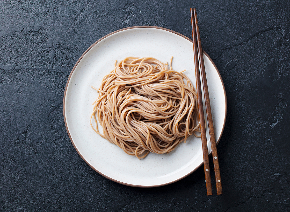 how-to-eat-thin-noodles-with-chopsticks
