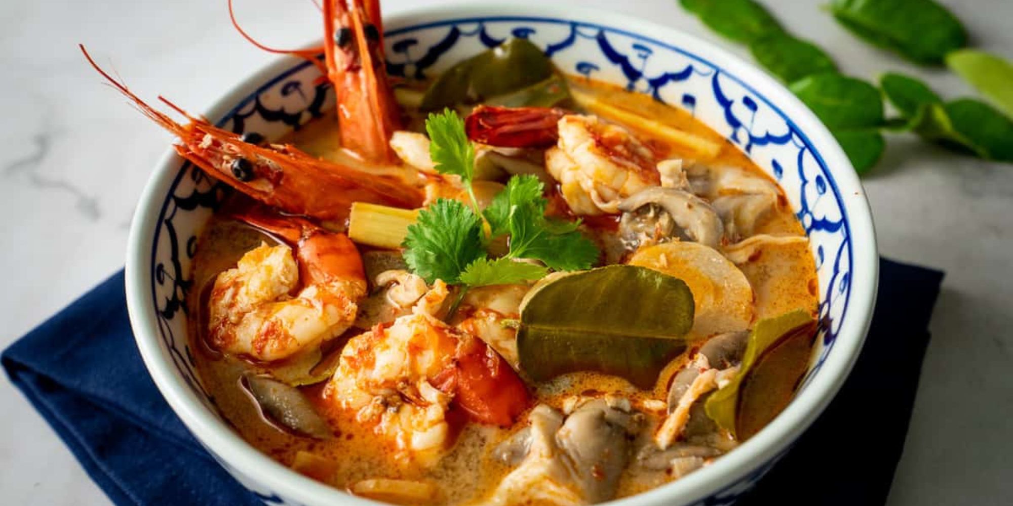 how-to-eat-tom-yum-soup-in-a-thai-pot