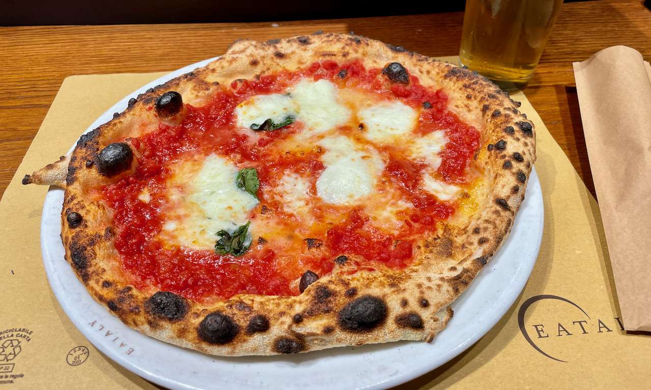 how-to-eat-uncut-pizza-in-italy