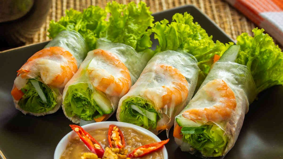 how-to-eat-vietnamese-rice-paper-rolls