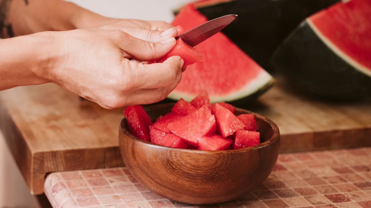 how-to-eat-watermelon-quickly