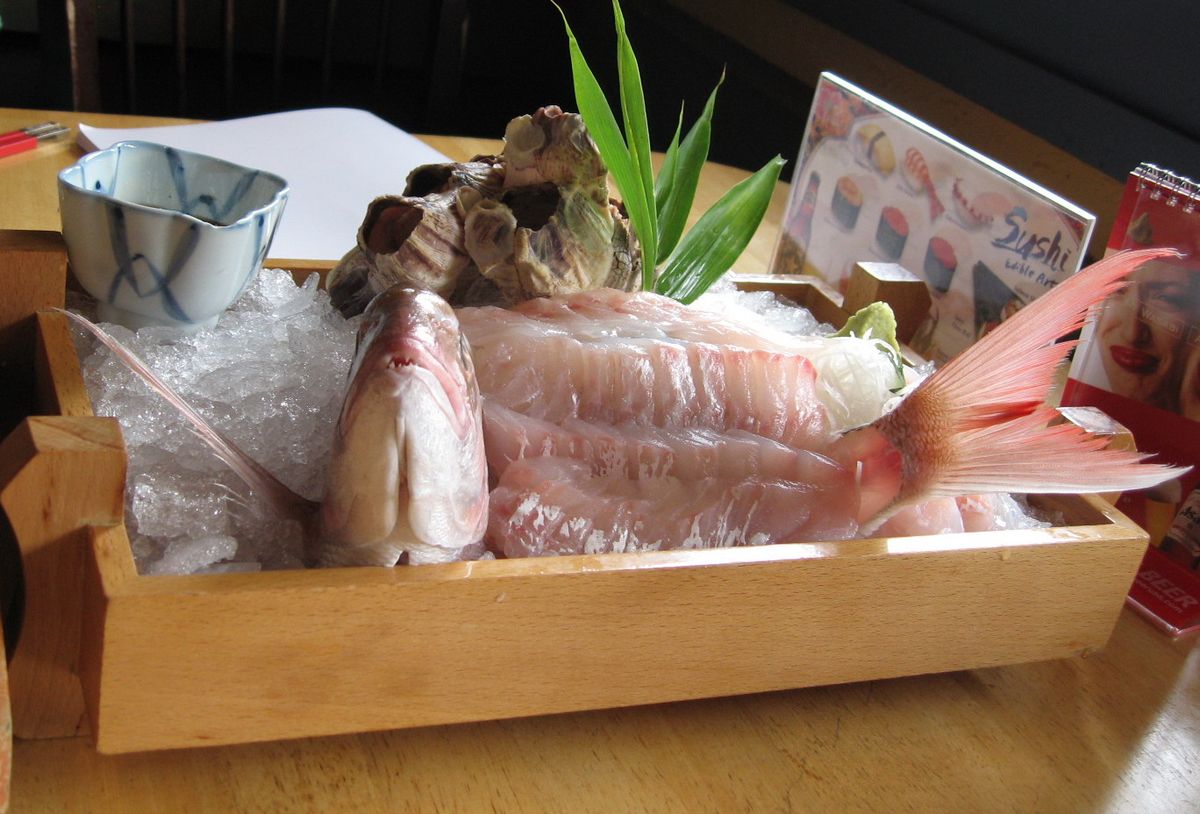 how-to-eat-whole-fish-served-in-japan