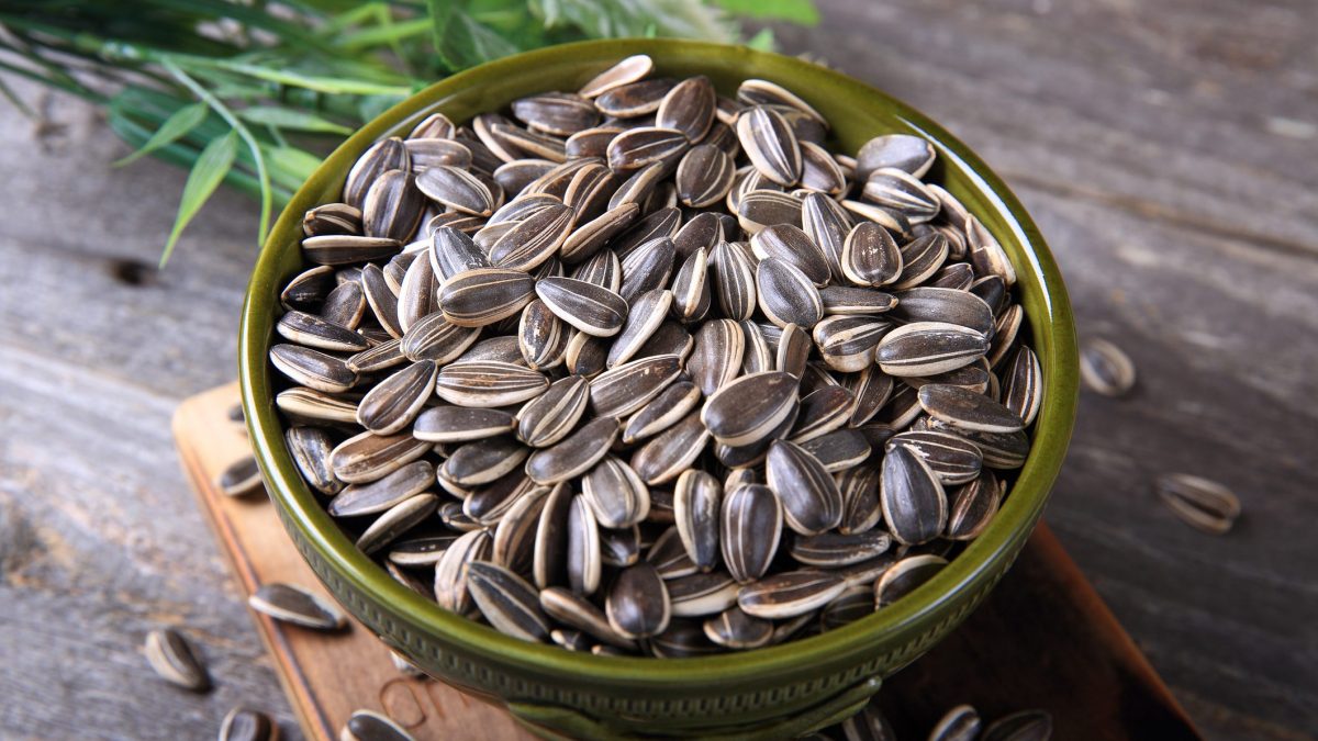 how-to-eat-whole-sunflower-seeds