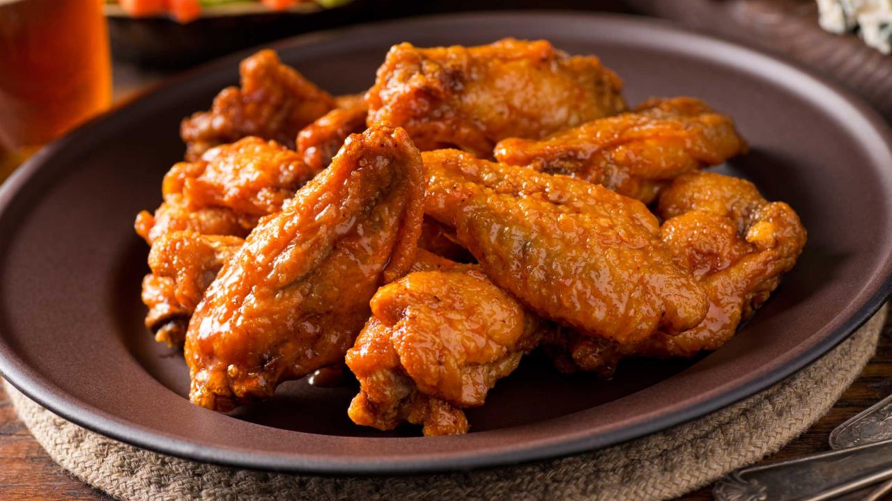 how-to-eat-wings-by-removing-the-bone