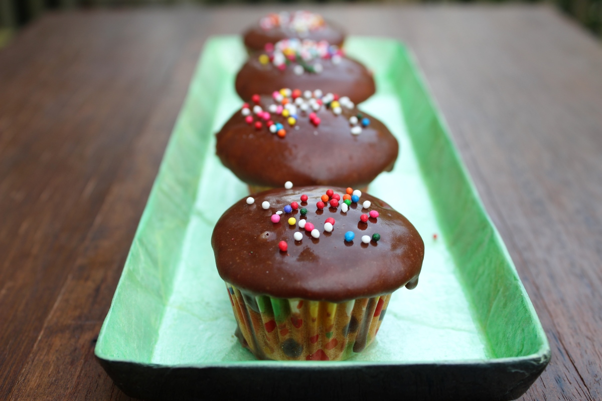 how-to-glaze-a-cupcake