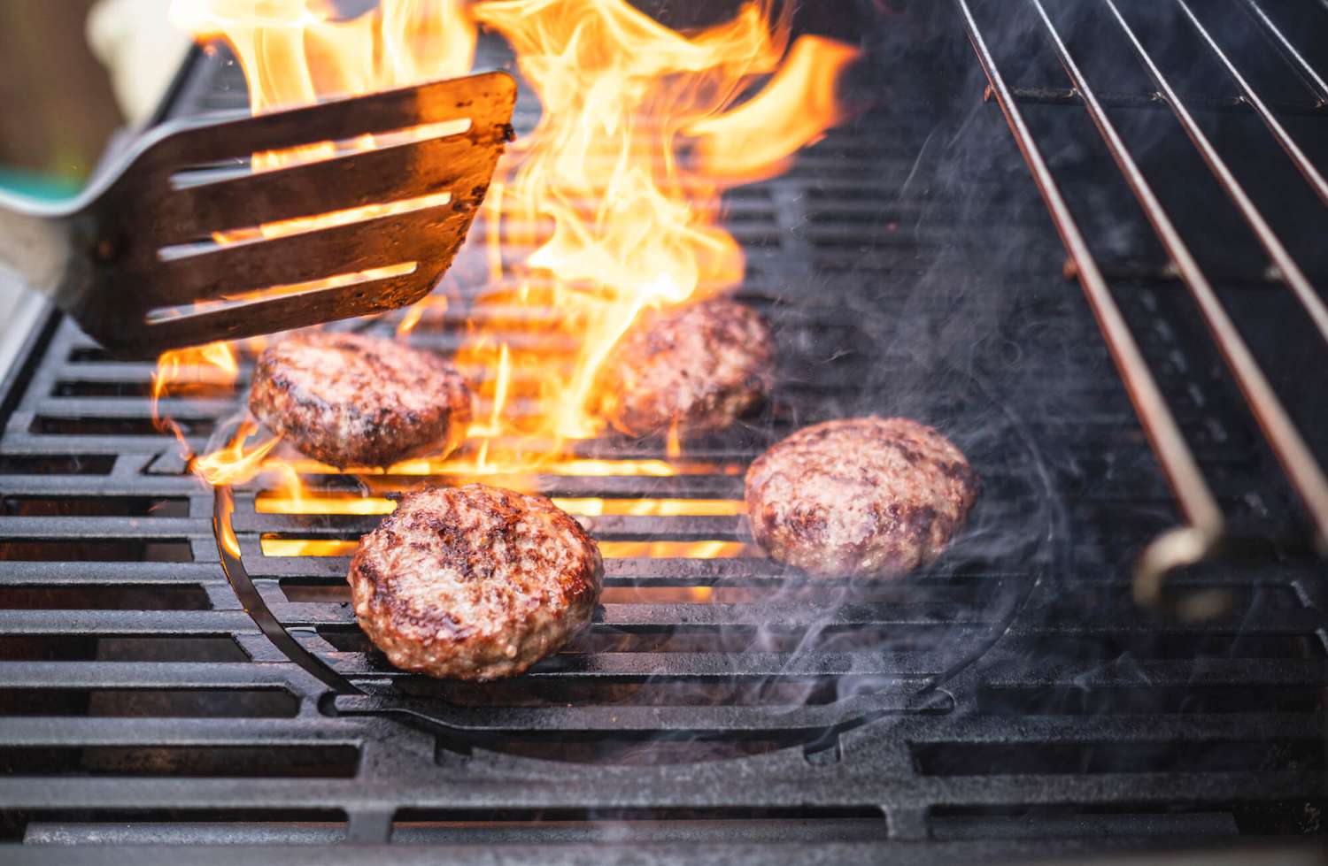 how-to-grill-a-propane-burger