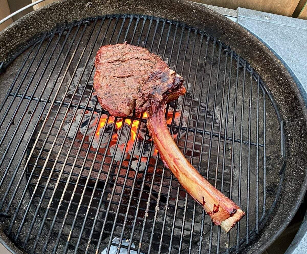how-to-grill-a-tomahawk-steak