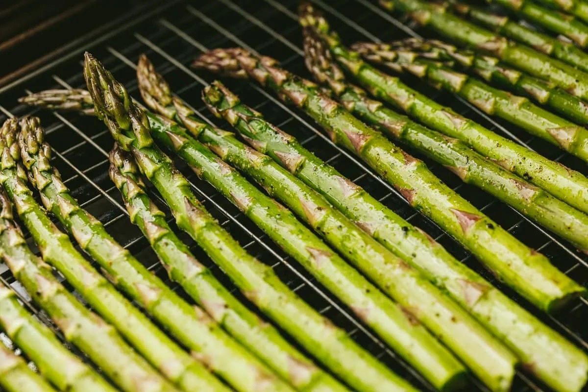 how-to-grill-asparagus-on-traeger