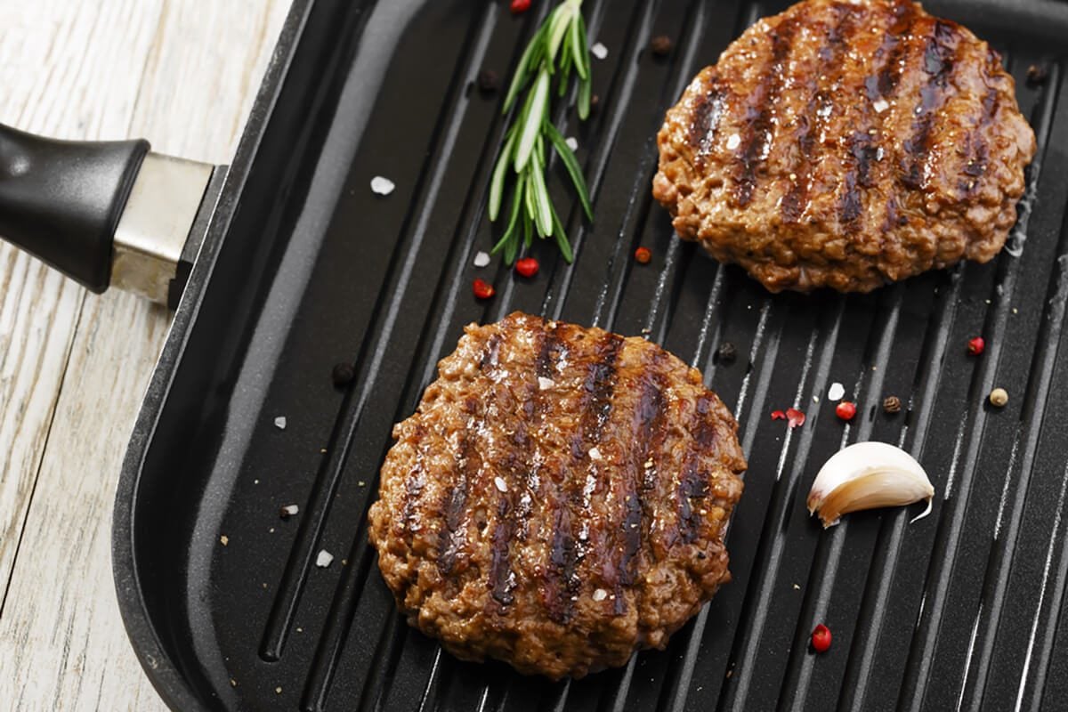 how-to-grill-burgers-with-pan