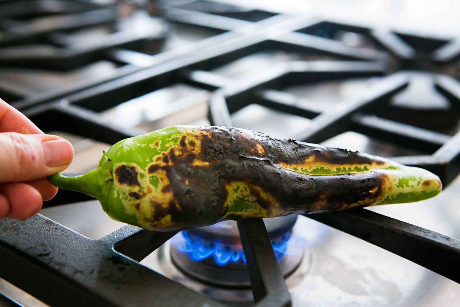 how-to-grill-green-chilis-in-the-stove