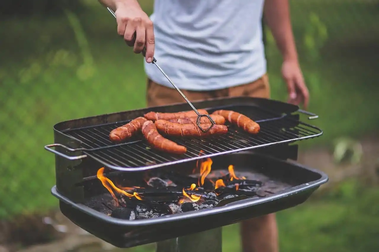 how-to-grill-hot-dogs-on-grill
