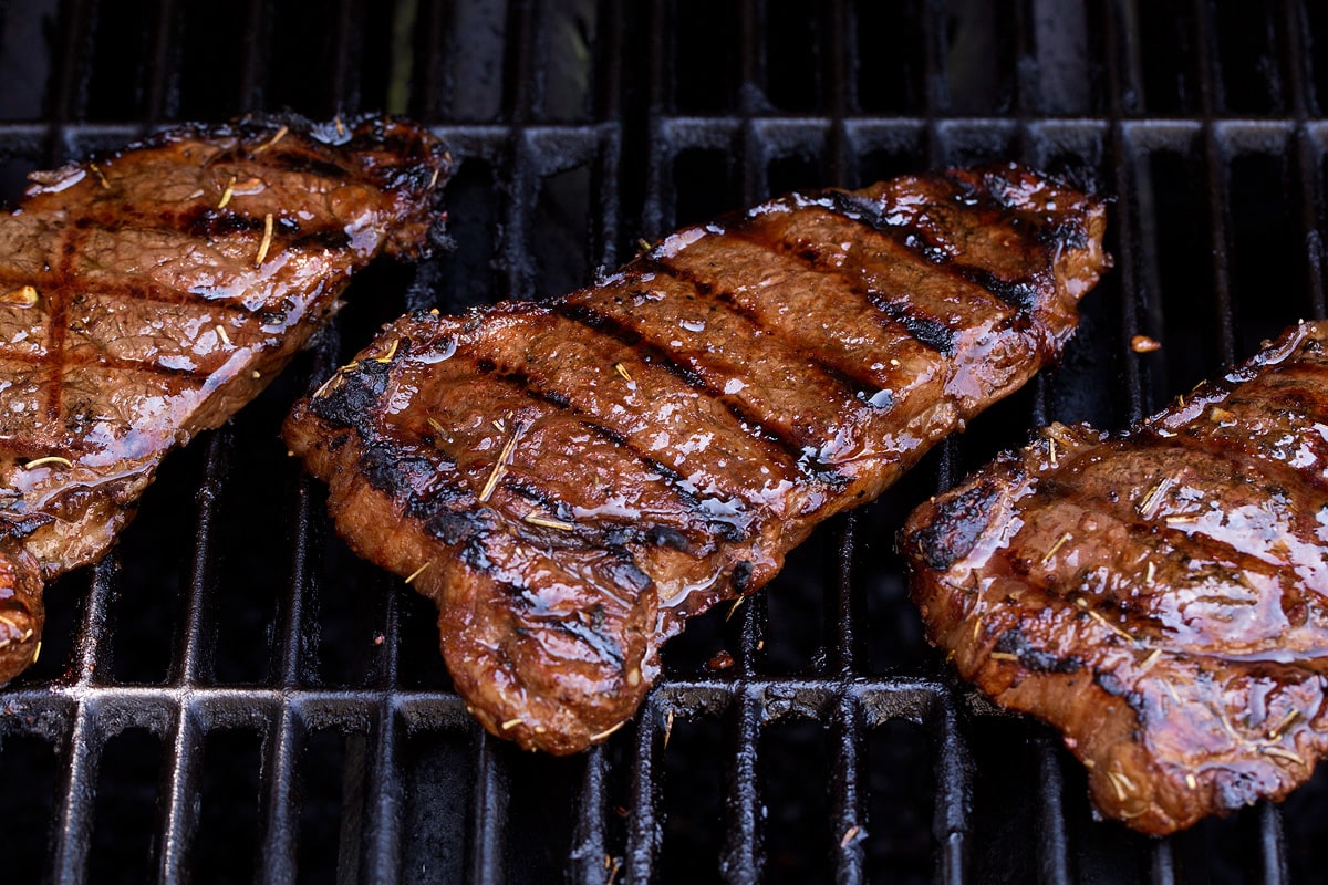 how-to-grill-marinated-steaks