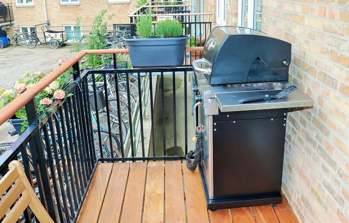 how-to-grill-on-apartment-balcony