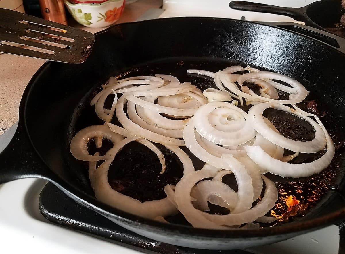 how-to-grill-onions-in-pan-for-burgers