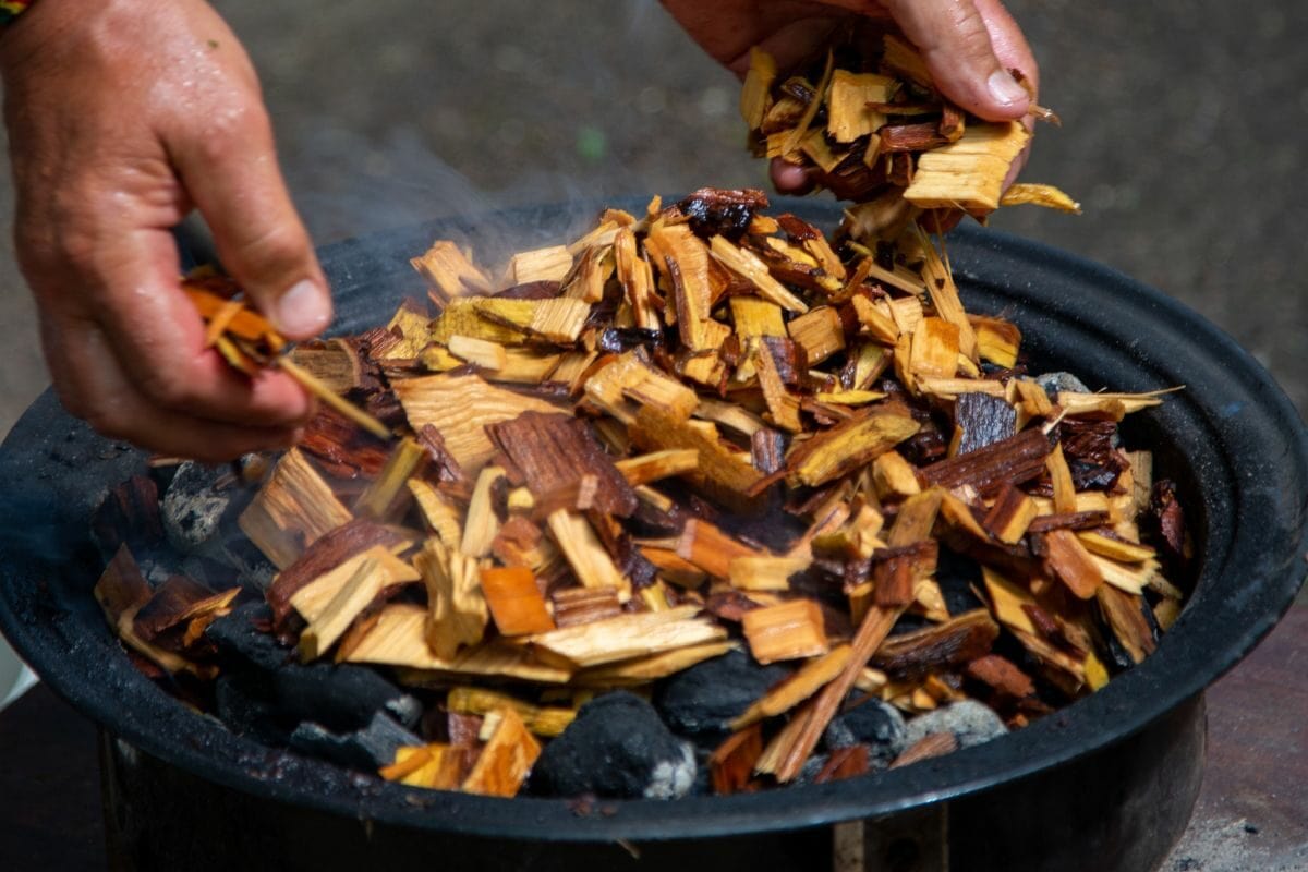 how-to-grill-over-wood-chunks