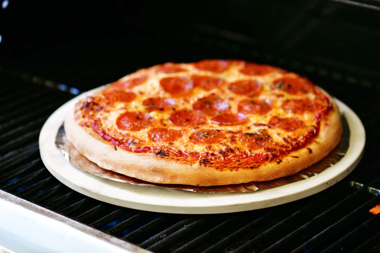 how-to-grill-pizza-on-stone