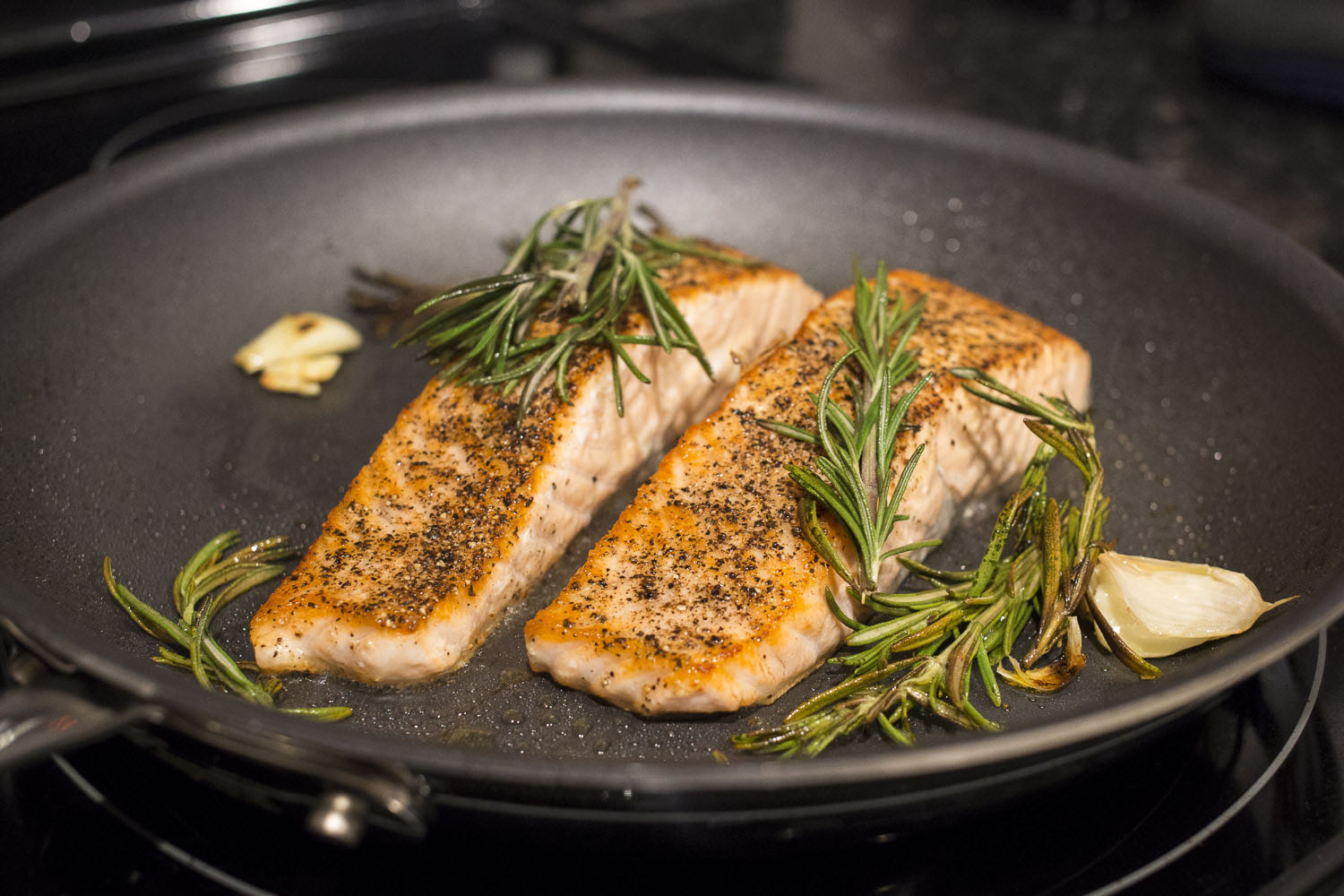 how-to-grill-salmon-in-the-skillet