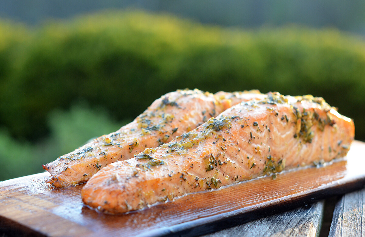 how-to-grill-salmon-with-plank