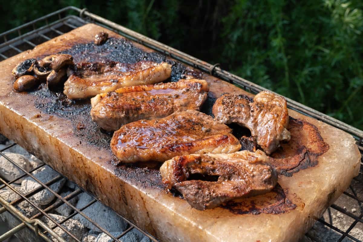 Cooking steak on himalayan salt clearance block